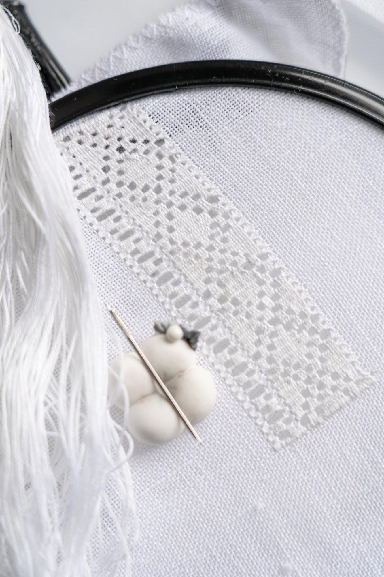 Detailaufnahme von gesticktem Blumenmotiv auf Leinen
