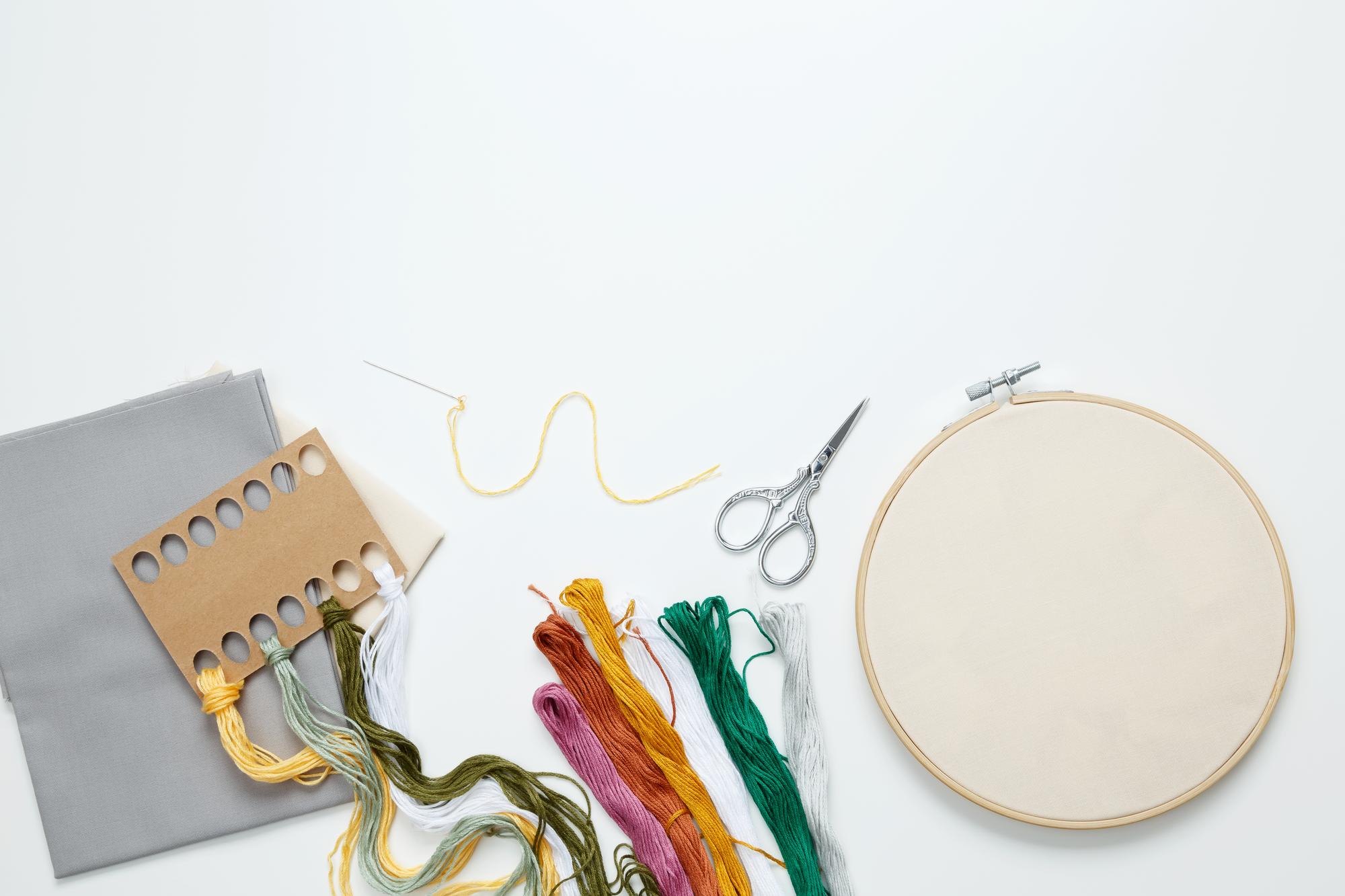 Atelier-Arbeitsplatz mit Garnen und Stickrahmen